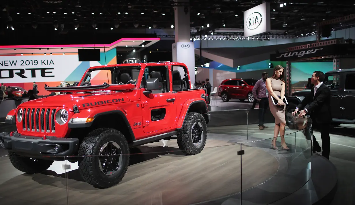 Fiat Chrysler Automobiles (FCA) memamerkan Rubicon Wrangler Jeep mereka di North American International Auto Show (NAIAS) di Detroit, Michigan, Senin, (15/1). Acara ini terbuka untuk umum mulai 20-28 Januari. (Scott Olson/Getty Images/AFP)