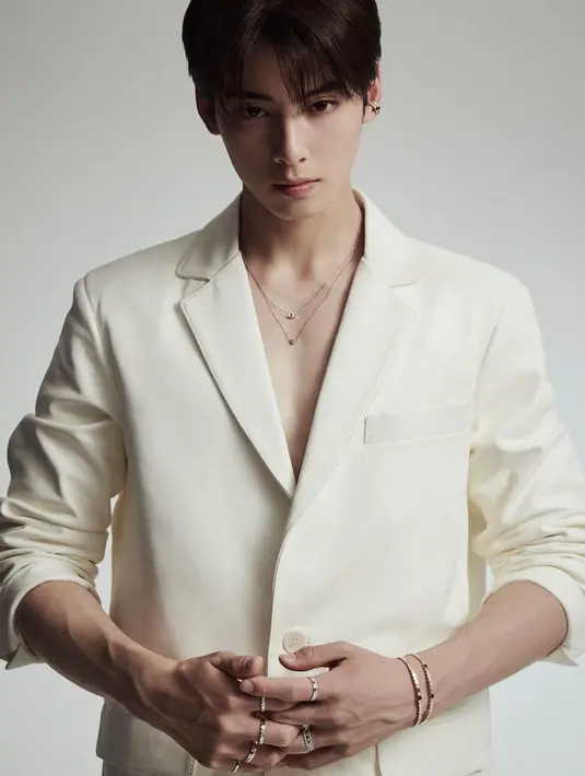 <p>Gayanya pun selalu terlihat fotogenik. Semoga karir Cha Eun Woo makin sukses dan bersinar, ya! (FOTO: instagram.com/eunwo.o_c/)</p>