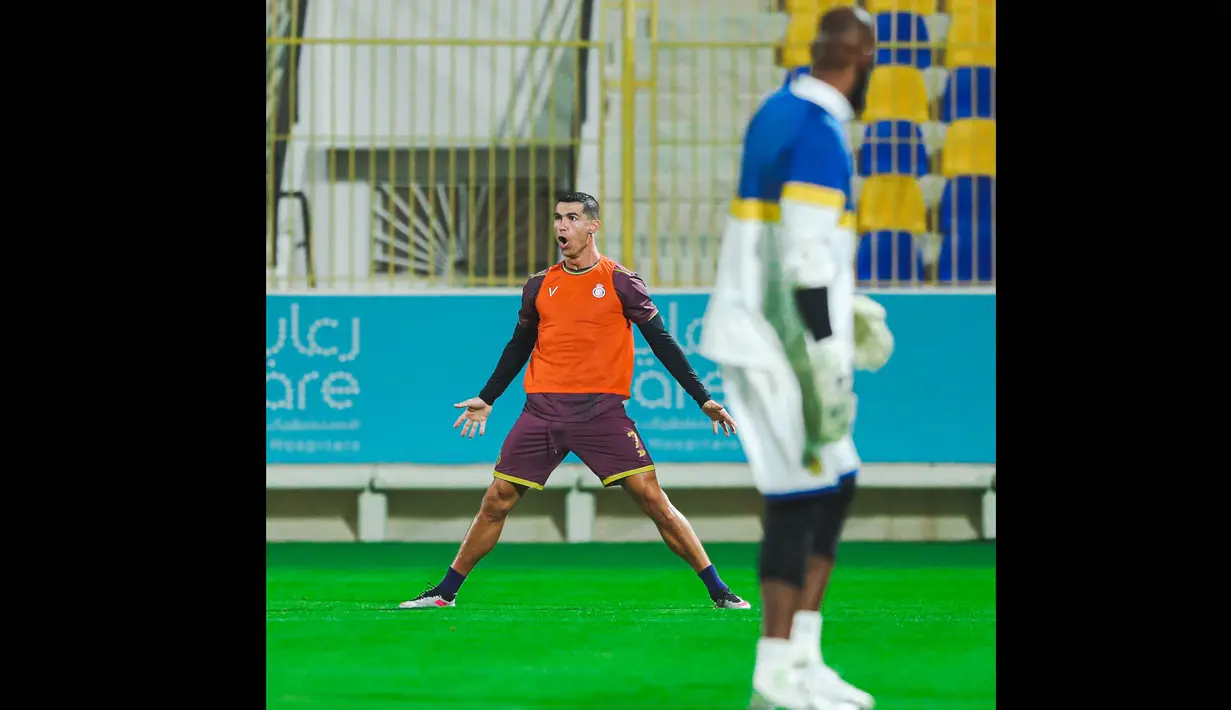 Tak lupa selebrasi khas Cristiano Ronaldo setelah menjebol gawang walau hanya dalam latihan di markas Al Nassr, King Fahd, Riyadh, Sabtu (6/5/2023). (Twitter/Al Nassr FC)