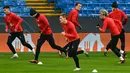 Para pemain RB Leipzig berlari saat mengambil bagian dalam sesi latihan di Stadion Etihad, Manchester, Inggris, 13 Maret 2023. RB Leipzig akan menghadapi Manchester City pada pertandingan sepak bola leg kedua babak 16 besar Liga Champions. (Paul ELLIS/AFP)