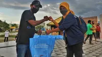 Paket donasi diserahkan ke petugas kebersihan di Kabupaten Flores Timur-NTT (Liputan6.com/ Dionisius Wilibardus)