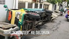 Ada-ada saja, sebuah truk tangki air di Jakarta Timur, ‘nyungsep’ ke dalam selokan.