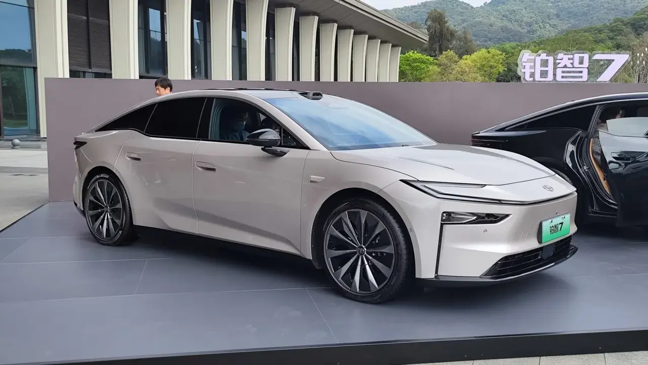 Toyota Buka Pemesanan bZ7, Sedan Listrik Canggih Kolaborasi dengan Huawei dan Xiaomi (Carnewschina)