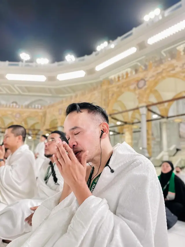 Ruben Onsu di Depan Ka'bah (Foto: Instagram @ruben_onsu)