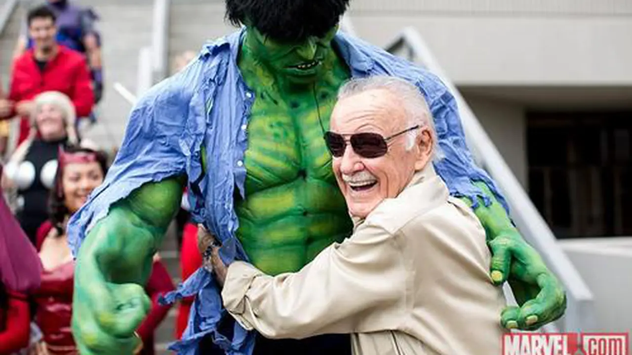 Stan Lee Diberi Kue Hulk Seukuran Manusia