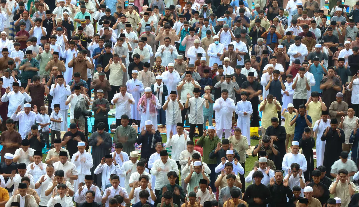 Hal tersebut sesuai dengan ketetapan pemerintah melalui Kementerian Agama Republik Indonesia yang menetapkan 1 Syawal 1447 Hijriah jatuh pada Sabtu 21 Maret 2026. Tampak dalam foto, ribuan umat Muslim saat melaksanakan rangkaian salat Idulfitri 1447 Hijriah di Lapangan Utama Stadion Pakansari, Cibinong, Kabupaten Bogor, Jawa Barat, Sabtu (21/3/2026). (Kapanlagi.com/Budy Santoso)