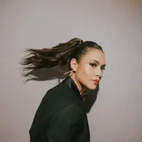 Daftar lagu Indonesia yang di-remake makin panjang setelah Raisa dan Ahmad Dhani berkolaborasi merekam ulang hit lawas Reza, &ldquo;Biar Menjadi Kenangan.&rdquo; (Foto: Dok. Instagram @raisa6690)