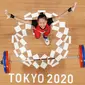 Windy Cantika Aisah - Medali pertama tim Merah Putih di Olimpiade Tokyo 2020 dipersembahkan oleh cabang angkat besi kelas 49 kg putri. Meski tak diberi target karena penampilan debut namun gadis asal Bandung itu sukses membawa pulang perunggu. (Foto/AP/Luca Bruno)