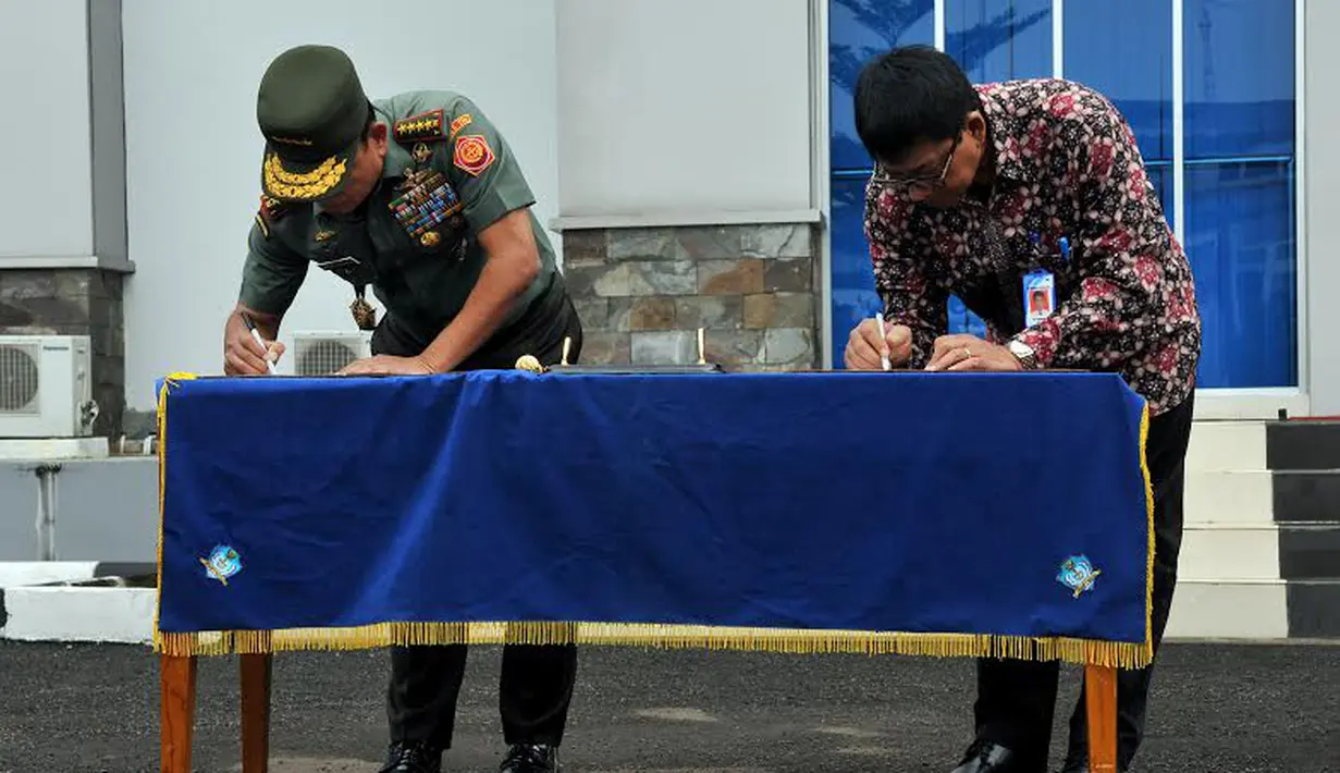 Tampak Panglima TNI Jenderal TNI Moeldoko menandatangani serah terima 24 Panser dari 82 unit yang dipesan di tahun 2013 (Liputan6.com/Johan Tallo) 