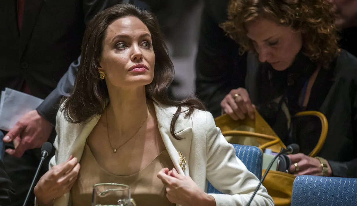 Gaya Angelina Jolie di sela menghadiri rapat Dewan Keamanan PBB di New York, AS (24/4/2015). Angelina Jolie sebagai utusan PBB untuk pengungsi (UNHCR) meminta negara-negara maju untuk membantu pengungsi Suriah. (REUTERS/Lucas Jackson)