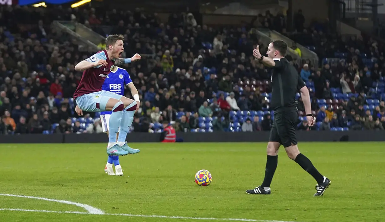 Pemain Burnley Wout Weghorst mempertanyakan keputusan wasit Chris Kavanagh saat melawan Leicester City pada pertandingan Liga Inggris di Stadion Turf Moor, Burnley, Inggris, 1 Maret 2022. Leicester City menang 2-0. (AP Photo/Jon Super)