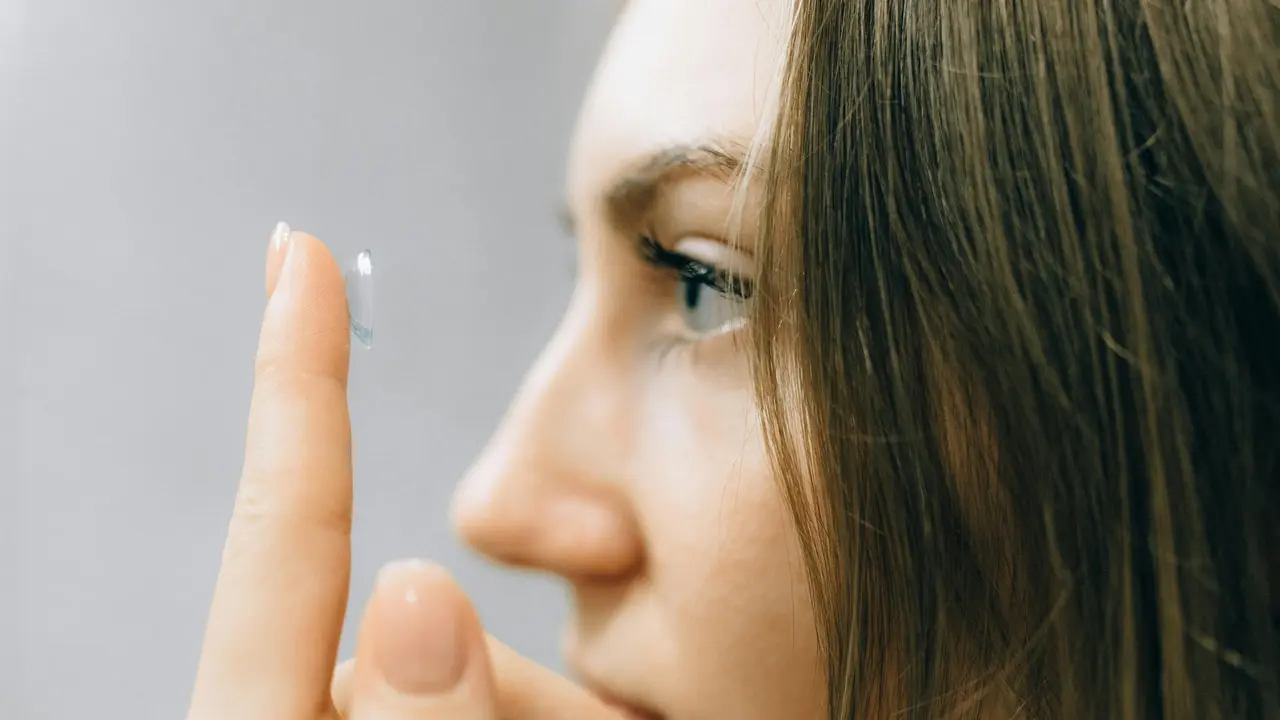 Do's & Don'ts Penggunaan Softlens yang Harus Kamu Tahu (photo by pexels.com)