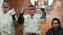 Wakil Ketua KPK Basaria Panjaitan (kanan) mendampingi petugas KPK menunjukkan uang hasil operasi tangkap tangan (OTT) Kabupaten Bengkayang di Gedung KPK, Jakarta, Rabu (4/9/2019). KPK menetapkan tujuh tersangka terkait dugaan suap proyek di lingkungan Kabupaten Bengkayang. (Merdeka.com/Dwi Narwoko)