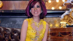 Sonia Wibisono tampak terlihat muda dengan gaya rambut bob pendek berwarna ungu dan hitam, Jakarta, Selasa (18/11/2014). (Liputan6.com/Panji Diksana) 
