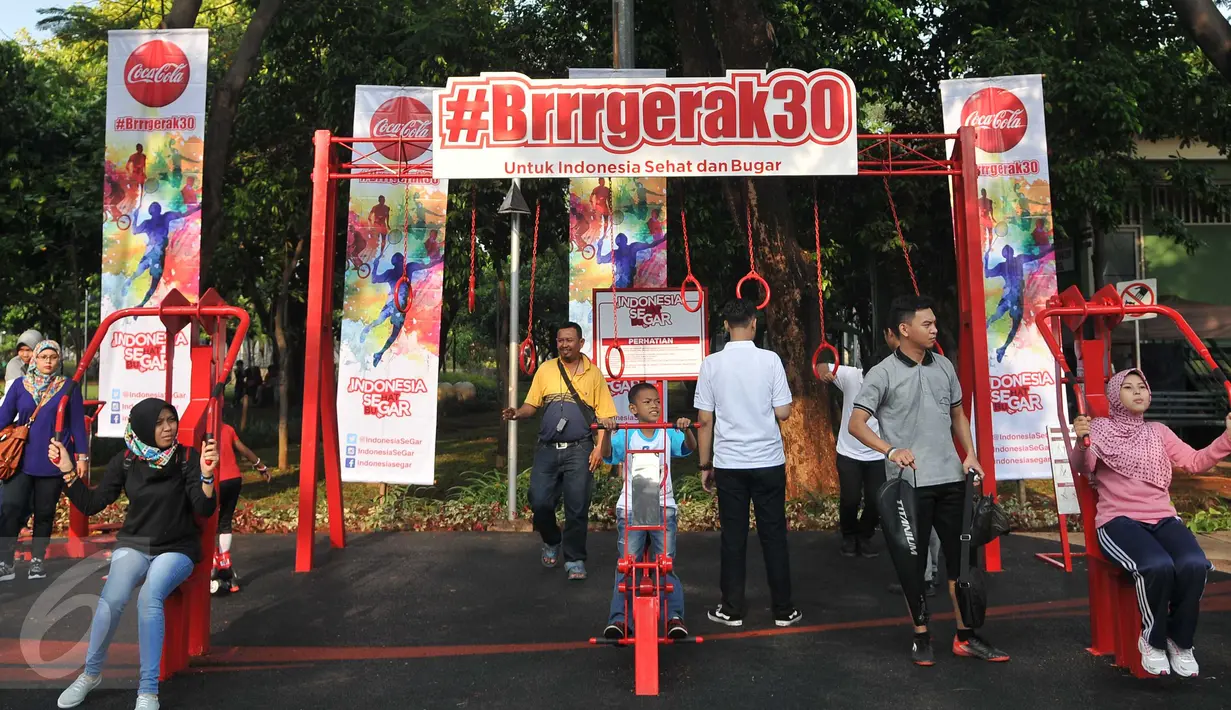 Sejumlah warga mencoba alat olahraga saat kampanye "Brrrgerak 30", Jakarta, Minggu (8/11/2015). Coca-Cola mengajak berbagai elemen masyarakat, mempromosikan pentingnya melakukan aktivitas fisik minimal 30 menit per hari. (Liputan6.com/Gempur M Surya).