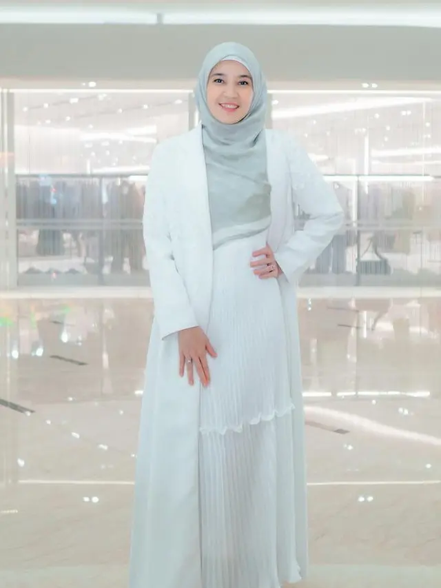 Dhini Aminarti Konsisten Kenakan Kerudung Panjang. [@dhiniaminarti]