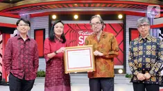 Komisaris PT SRC Indonesia Sembilan (SRCIS) Ivan Cahyadi, Direktur Henny Susanto, Direktur Smesco Indonesia Leonard Theosabrata dan Deputi Bidang Restrukturisasi Usaha Kementerian Koperasi dan UKM Eddy Satriya menunjukkan MoU SRC dan SMESCO di Jakarta, Sabtu (19/12/2020). (Liputan6.com/Pool)