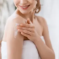 Jaga kelembapan tubuh dengan body lotion. (c) Shutterstock/Prostock-studio