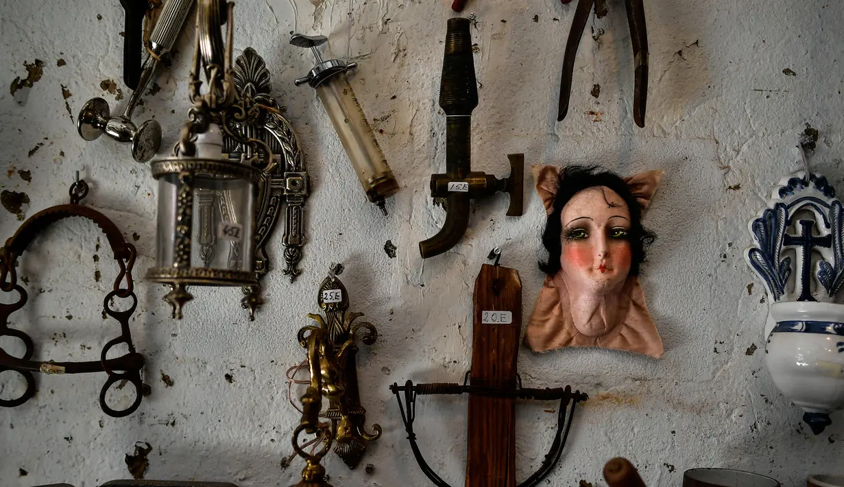 Sejumlah barang  antik dipajang di toko milik Manuel Mosquera di "Pulgas' Market'' di Pamplona, Spanyol utara, (2/3). (AP Photo/Alvaro Barrientos)