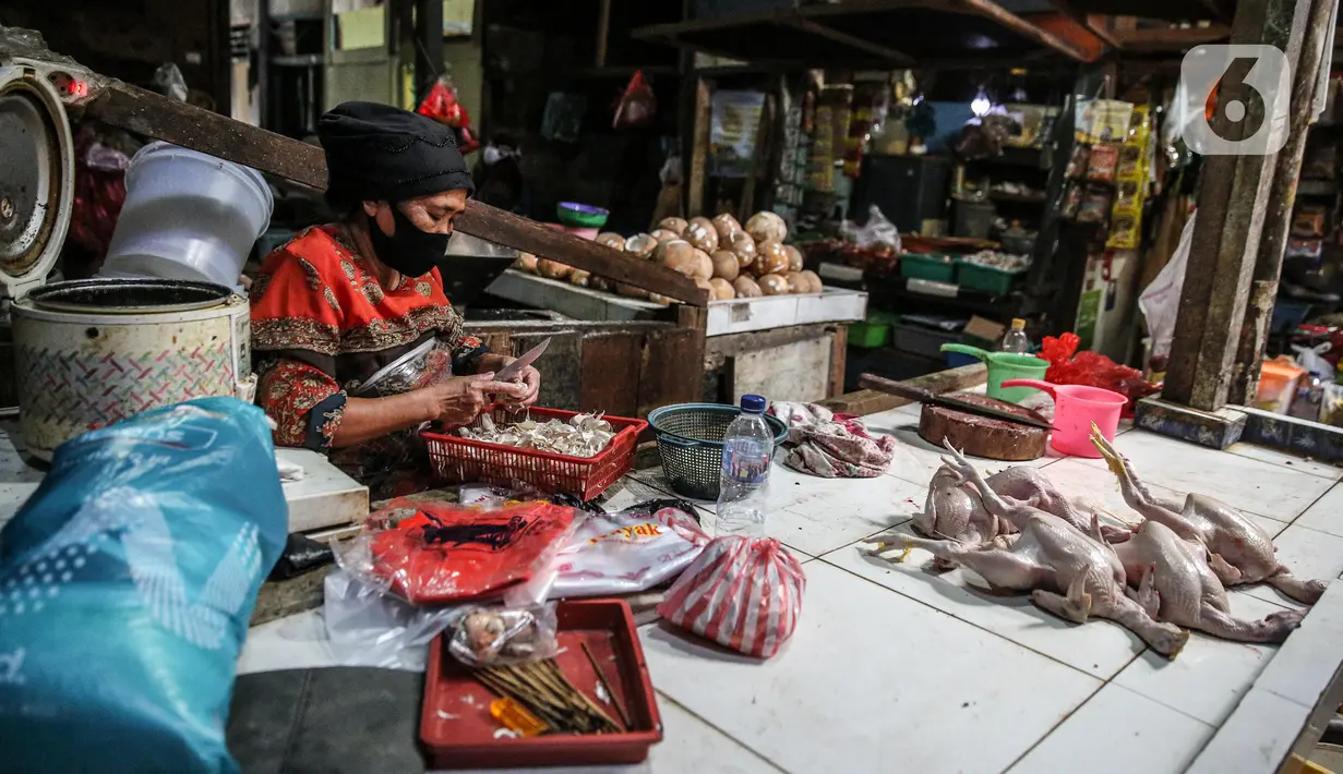 Suasana jual beli di Pasar Tradisonal Cempaka Putih, Jakarta, Kamis (11/6/2020). Pengelola pasar tradisional diwajibkan melaksanakan protokol kesehatan salah satunya dengan pembatasan jumlah konsumen hanya 50 persen kapasitas. (Liputan6.com/Faizal Fanani)
