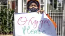 Aktivis Walhi menggelar aksi di depan Gedung ESDM, Jakarta, Jumat (11/12/2020). Dalam aksinya, mereka menuntut agar pemerintah menghentikan pembangunan PLTU Jawa 9 dan 10 serta beralih ke energi terbarukan karena alasan lingkungan. (Liputan6.com/Faizal Fanani)
