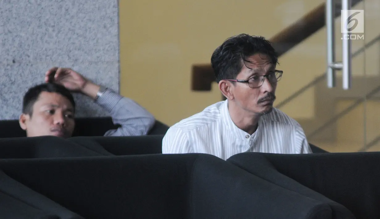 Anggota DPRD Kabupaten Bekasi Sulaeman menunggu panggilan penyidik saat akan menjalani pemeriksaan di Gedung KPK, Jakarta, Selasa (20/8/2019). Sulaeman diperiksa sebagai saksi untuk tersangka Sekda Jawa Barat Iwa Karniwa terkait dugaan suap pemberian izin proyek Meikarta. (merdeka.com/Dwi Narwoko)