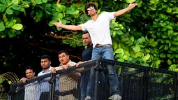 Shah Rukh Khan memberikan isyarat kepada para penggemar pada perayaan ulang tahunnya ke-54 dari balkon rumah King of Bollywood itu di Mumbai, Sabtu (2/11/2019). Seperti biasa, Shahrukh melakukan 'ritual' tahunan dengan menyapa para fans yang sudah berkumpul. (Sujit Jaiswal/AFP)