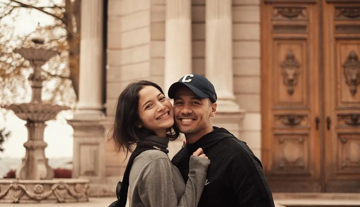Saat liburan di Turki, orang tua dari Surinala Carolina Jarumillind ini terlihat begitu serasi. Pipi keduanya saling bertemu membuktikan keromantisan keduanya memang begitu terlihat. Wajar jika netizen menyebut Putri dan Chicco adalah pasangan selebritas yang kompak. (Liputan6.com/IG/@putrimarino)
