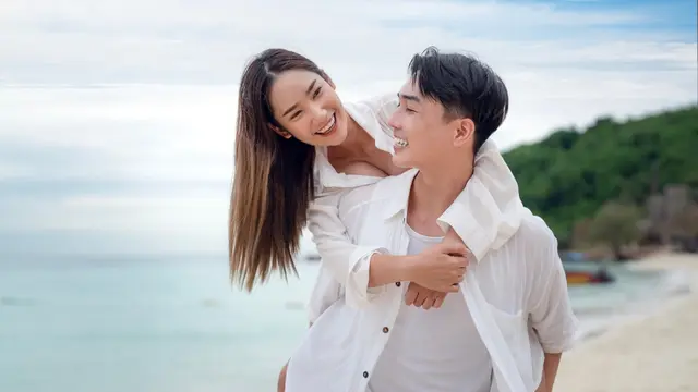 couple romantis bahagia