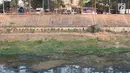 Warga beraktivitas di sekitar aliran Kanal Banjir Timur yang mengalami kekeringan, kawasan Duren Sawit, Jakarta, Selasa (3/9/2019). Kemarau panjang yang melanda Ibu Kota menyebabkan debit air Kanal Banjir Timur berkurang hingga menampakkan dasar kanal. (Liputan6.com/Immanuel Antonius)