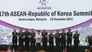  Presiden Jokowi (kedua kanan) berpose dengan petinggi negara lainnya pada KTT ASEAN ke-17 di Kuala Lumpur, Malaysia, (22/11). Acara diikuti oleh 27 negara di Asia.  (REUTERS/Jorge Silva)