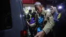 Keluarga salah satu korban kecelakaan kereta api, yang melibatkan KA Argo Bromo Anggrek dan KRL Commuter Line di Stasiun Bekasi Timur, tidak kuasa menahan kesedihan saat penyerahan jenazah yang sudah teridentifikasi di Rumah Sakit Polri Kramat Jati, Jakarta Timur, Selasa (28/4/2026). (Kapanlagi.com/Budy Santoso)