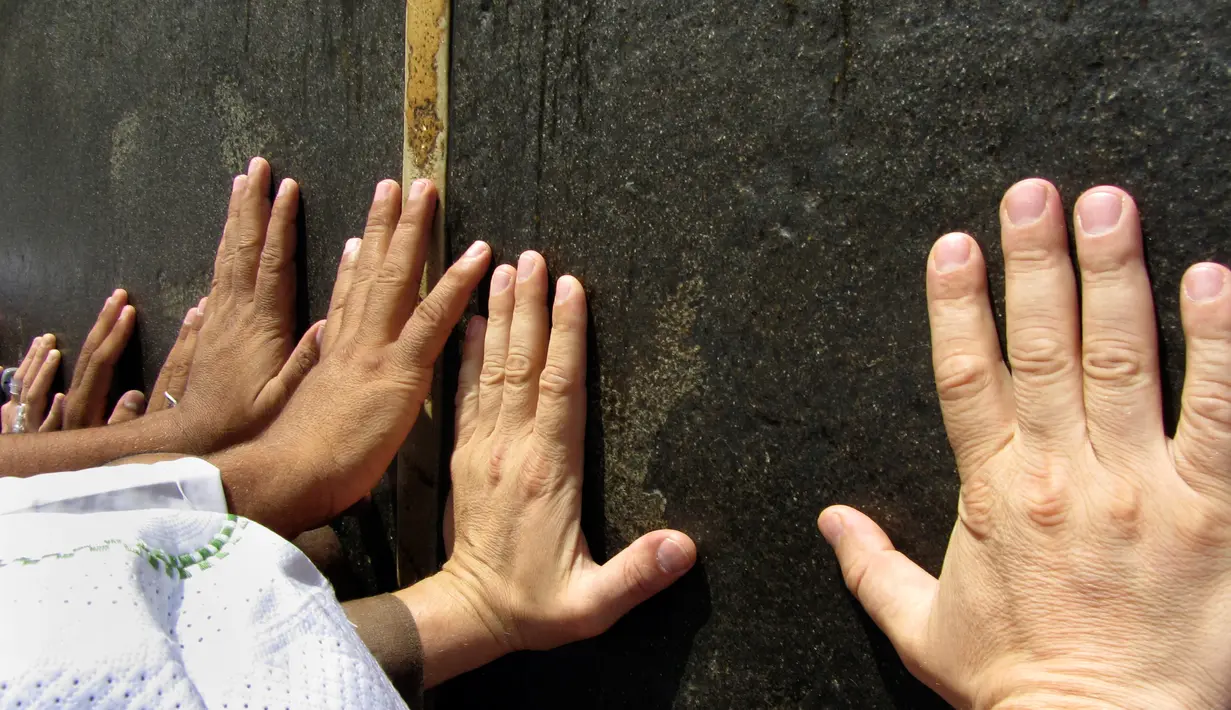 Umat muslim menyentuh dinding Kakbah di Masjid al-Haram menjelang puncak pelaksanaan ibadah haji di kota suci Makkah, Arab Saudi pada Senin (5/8/2019). Ibadah haji menjadi pertemuan tahunan umat manusia terbesar di dunia.  (AP Photo/Amr Nabil)