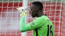 Penjaga gawang Chelsea, Edouard Mendy membasuh muka dalam pertandingan Liga Inggris melawan Southampton, Sabtu (20/2/2021). (Foto: AFP/Pool/Kirsty Wigglesworth)