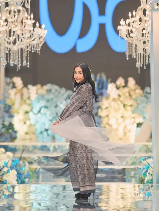 Melalui akun Instagram, dirinya terlihat menggunakan dua busana berbeda saat melakukan runway. Dirinya pun terlihat begitu menawan saat memamerkan busana kaftan yang digunakan saat runway. (Liputan6.com/IG/@prillylatuconsina96)