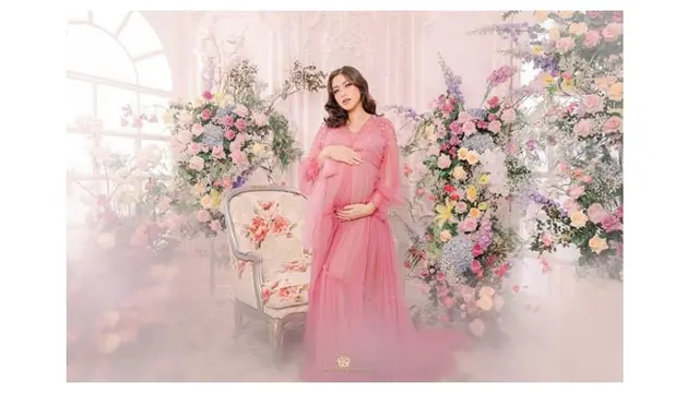 7 Gaya Ria Ricia dan The Bumils saat Maternity Shoot Tema Colorful, Menawan