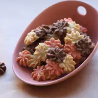 Kue semprit 3 warna./Copyright&nbsp;shutterstock.com/g/winrosdaniar