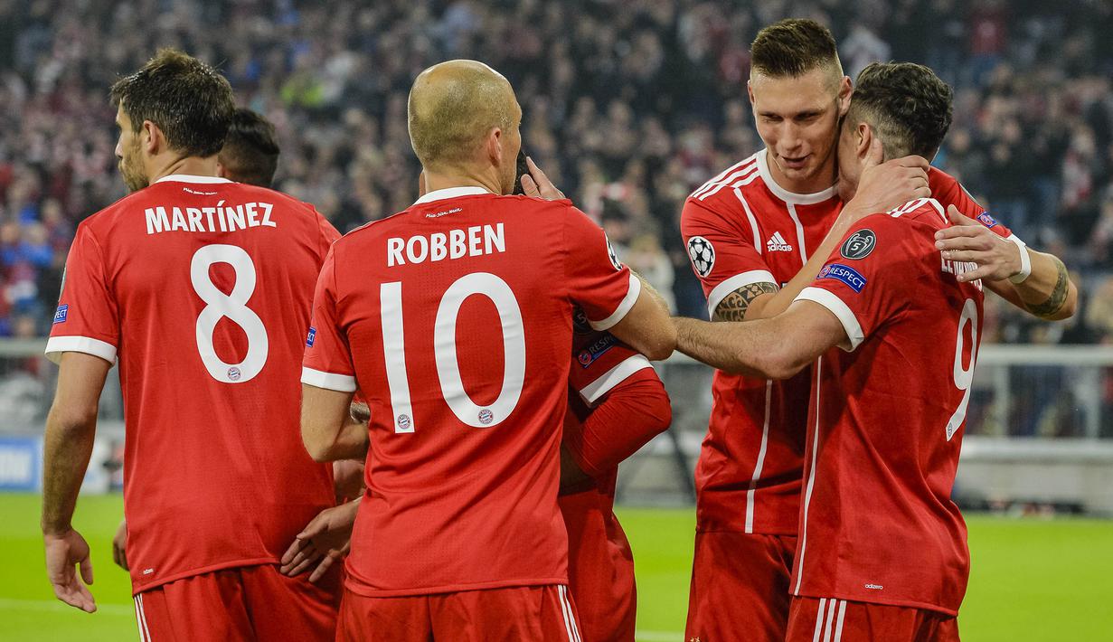 Para pemain Bayern Munchen merayakan gol yang dicetak Robert Lewandowski ke gawang Anderlecht pada laga Liga Champions di Stadion Allianz Arena, Munchen, Selasa (12/9/2017). Munchen menang 3-0 atas Anderlecht. (AFP/Guenter Schiffmann) 