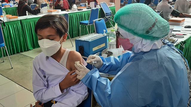 Pelajar di Kota Tangerang Divaksinasi Covid-19 Massal