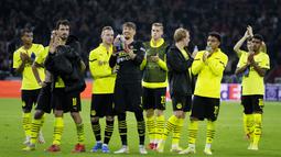 Ada pemandangan menarik usai laga yang berkesudahan 4-0 untuk kemenangan Ajax Tersebut. Para pemain Dortmund tampak menghampiri tribun penonton yang dipenuhi oleh fans Die Borussen. (AP/Peter Dejong)