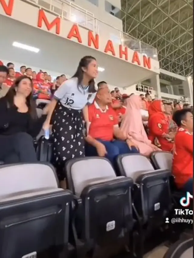 6 Potret Reaksi Azizah Salsha Lihat Arhan Selebrasi Gol, Tampak Salah Tingkah