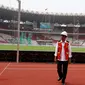 Presiden Joko Widodo (Jokowi) meninjau renovasi Stadion Utama Gelora Bung Karno, Jakarta, Kamis (19/10). Kedatangan Jokowi untuk menyaksikan sertifikasi 9.700 tenaga kerja konstruksi di seluruh Indonesia secara serentak. (Liputan6.com/Angga Yuniar)