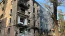 Tiga orang tewas dan 32 lainnya luka-luka dalam serangan rudal Rusia itu, kata gubernur regional, saat serangan udara dilaporkan terjadi di Kyiv dan kota-kota lain. (Handout/National Police of Ukraine/AFP)
