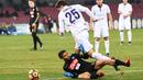 Pemain Napoli, Lorenzo Insigne terjatuh saat berebut bola dengan pemain Fiorentina, Federico Chiesa pada laga perempat final Coppa Italia di San Paolo stadium, Naples, (24/1/2017). Napoli menang 1-0. (EPA/Ciro Fusco)
