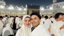 Pasangan Aaliyah Massaid dan Thariq Halilintar tak ketinggalan menunjukkan pesona mereka saat umrah. Berpose di depan Ka'bah, keduanya tampil serasi dengan busana khas umrah berwarna putih.