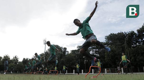 Pemain Timnas U-16 saat latihan di Lapangan Atang Soetrisna, Cijantung, Jakarta, Selasa (20/2/2018). Pemusatan latihan tahap kedua ini dilakukan untuk persiapan turnamen Jenesys di Jepang. (Bola.com/M Iqbal Ichsan)