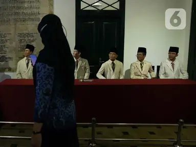 Seorang pengunjung melihat diorama di Museum Sumpah Pemuda, Jakarta, Kamis (28/10/2021). Peringatan Hari Sumpah Pemuda pada tanggal 28 Oktober memasuki tahun ke-93. (Liputan6.com/Faizal Fanani)