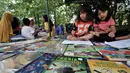 Anak-anak membaca buku saat program Literasi Kejujuran di Taman Bacaan Masyarakat (TBM) Saung Manggar, Pondok Kelapa, Jakarta, Minggu (24/3). (merdeka.com/Iqbal S. Nugroho)