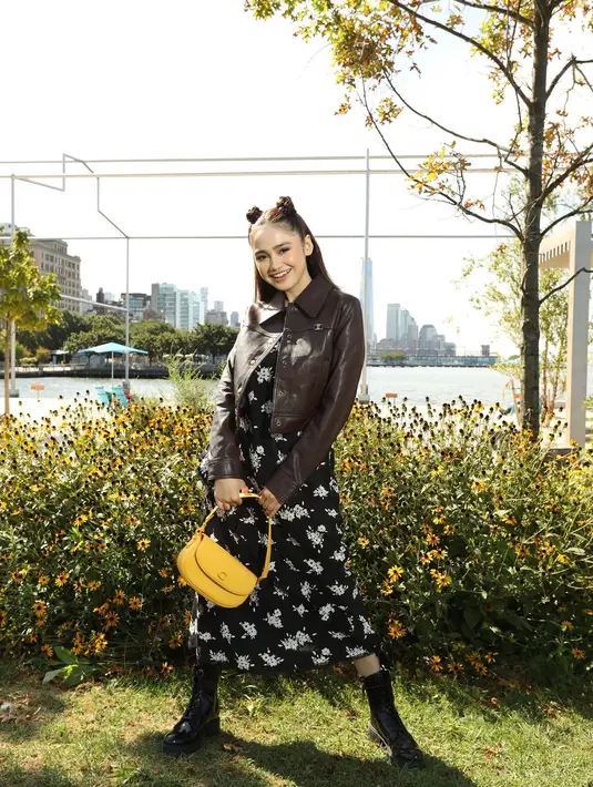 Gaya Syifa Hadju terlihat lebih estetik dengan midi dress hitam dan jaket kulit. Emmy Saddle Bag dari Coach seharga Rp9jutaan berwarna kuning jadi sentuhan mencolok [@syifahadju]
