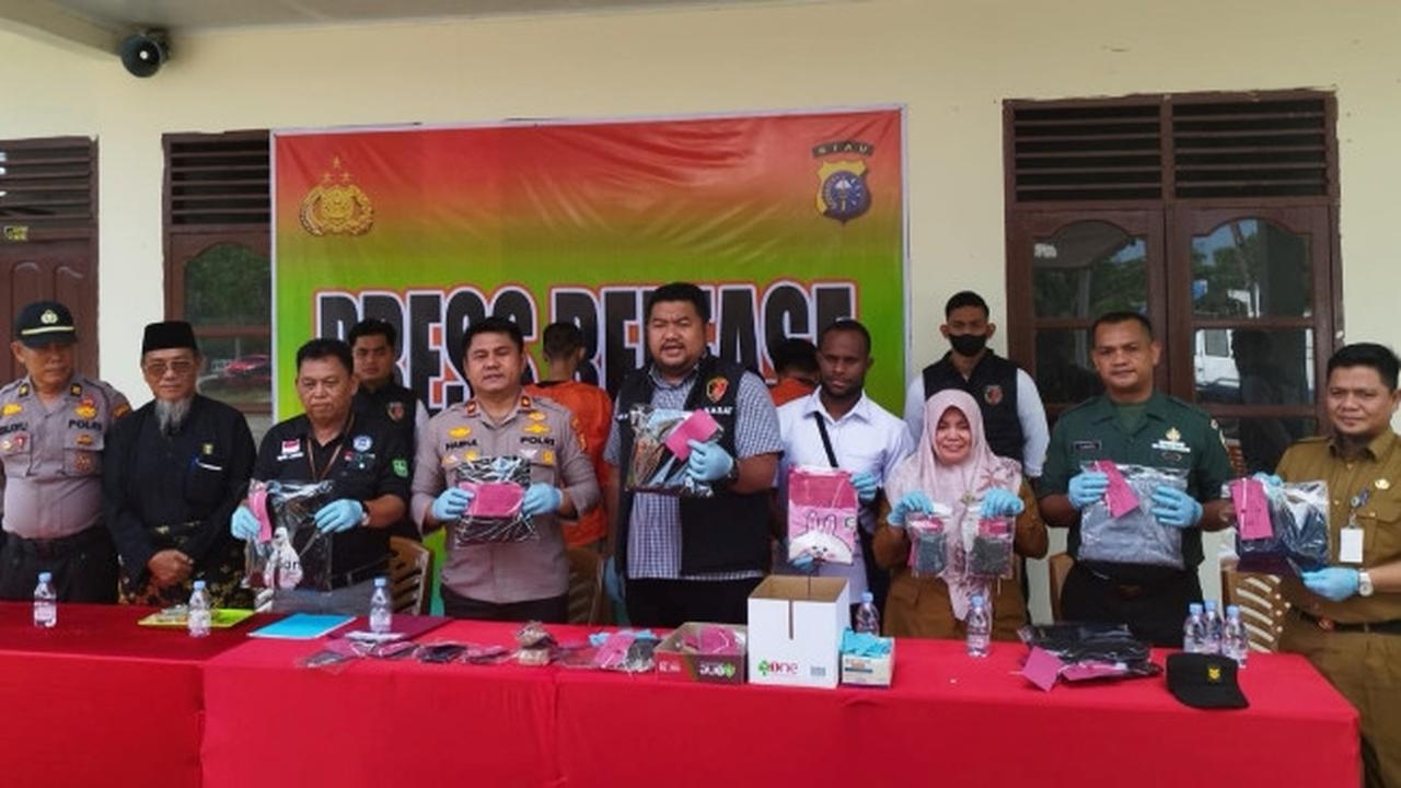 Konferensi pers pengungkapan pencabulan anak dibawah umur oleh seorang pria di Polsek Mandau, Kabupaten Bengkalis.